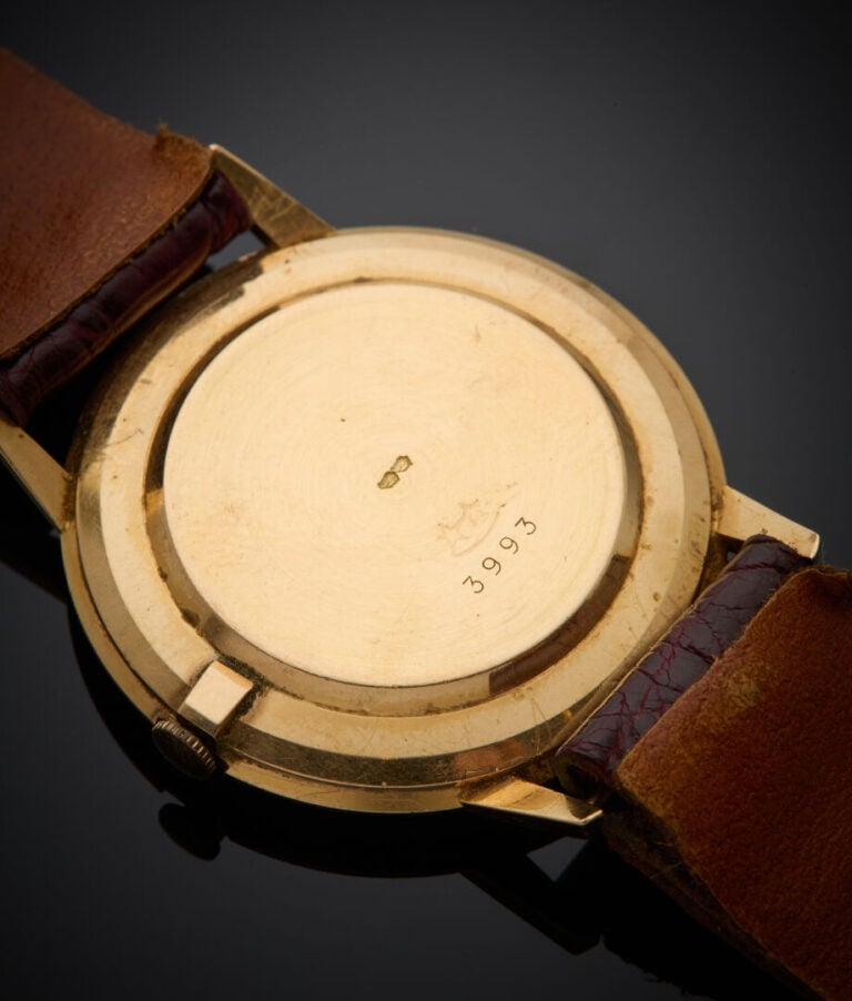 BRACELET MONTRE ronde en or jaune (750‰). Cadran satiné, index bâtonnets. Mouve…