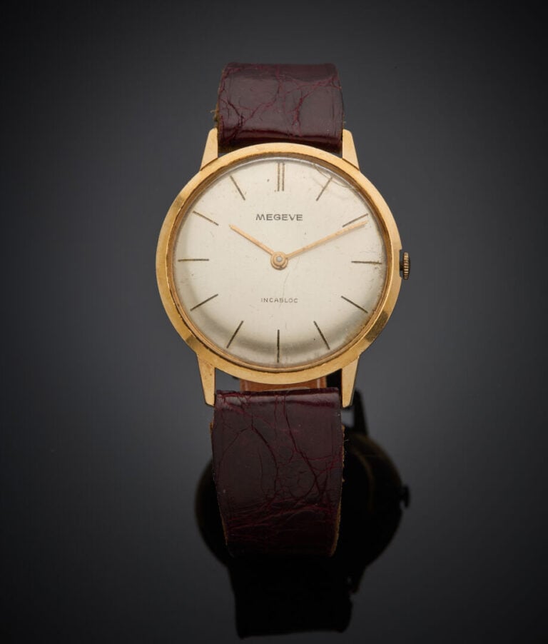 BRACELET MONTRE ronde en or jaune (750‰). Cadran satiné, index bâtonnets. Mouve…