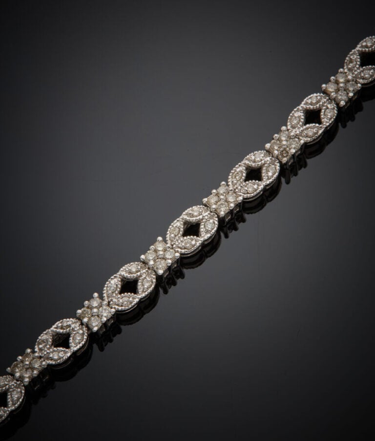 BRACELET "navettes et carrés" en or gris (750‰) ajouré, serti de diamants taill…