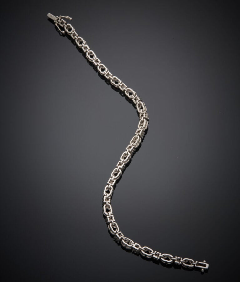 BRACELET "navettes et carrés" en or gris (750‰) ajouré, serti de diamants taill…