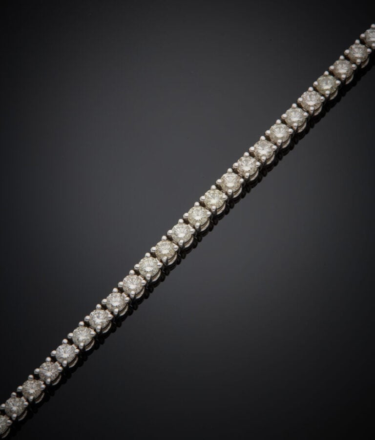 BRACELET "tennis" en or gris (750‰) serti d'un alignement de diamants taille br…