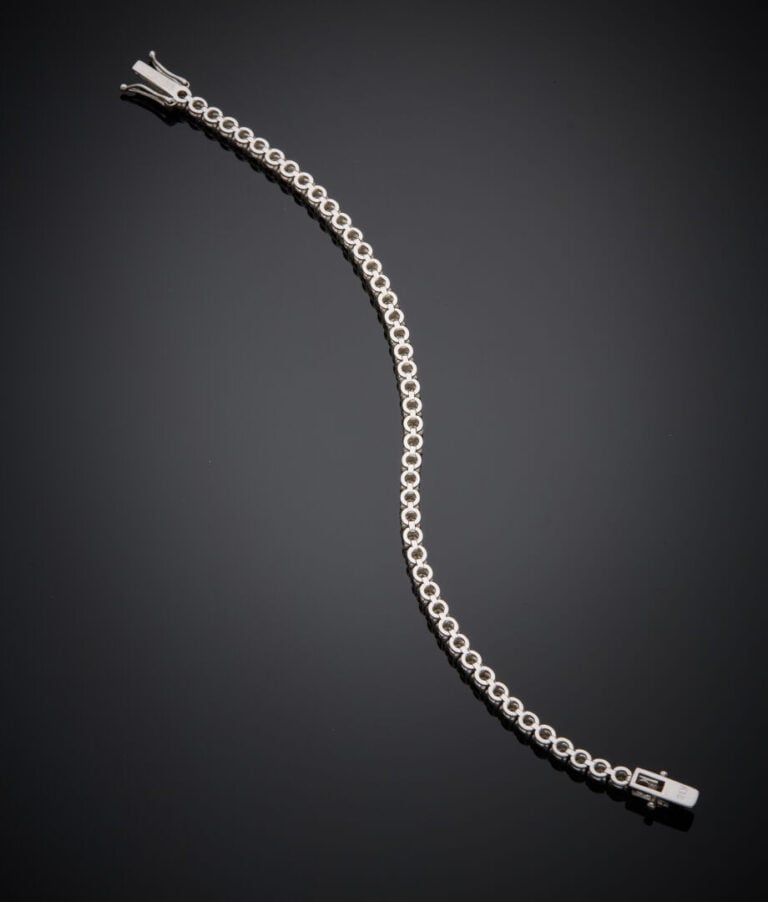 BRACELET "tennis" en or gris (750‰) serti d'un alignement de diamants taille br…