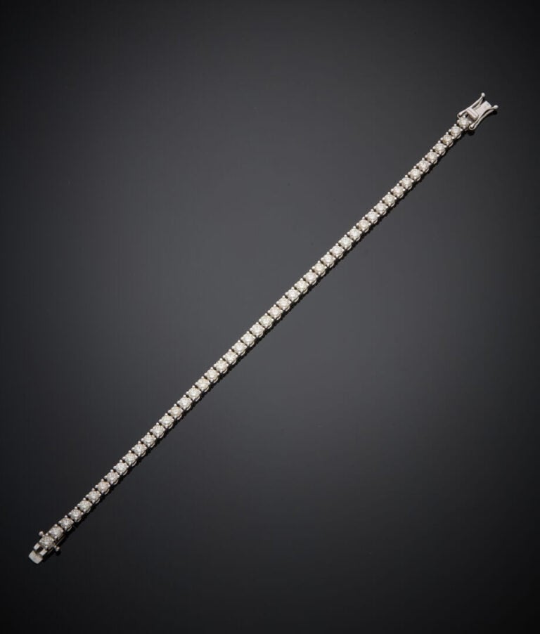 BRACELET "tennis" en or gris (750‰) serti d'un alignement de diamants taille br…