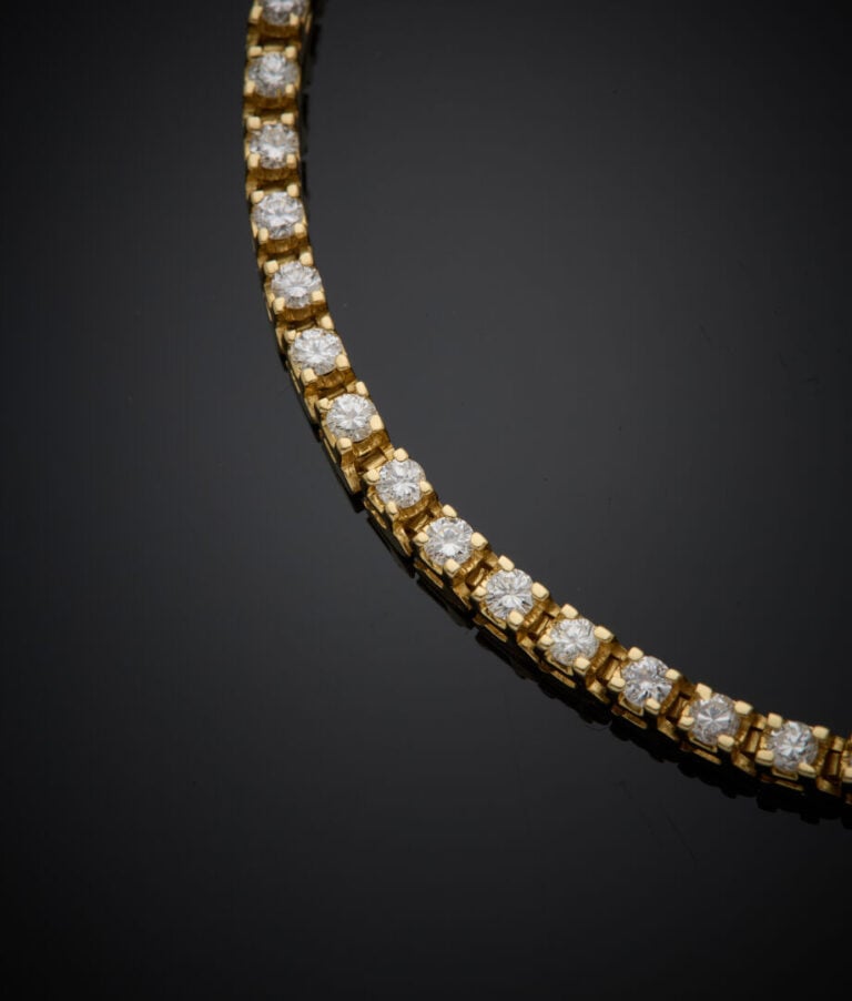 BRACELET "Tennis" en or jaune (585‰) 14 carats, serti d'un alignement de diaman…