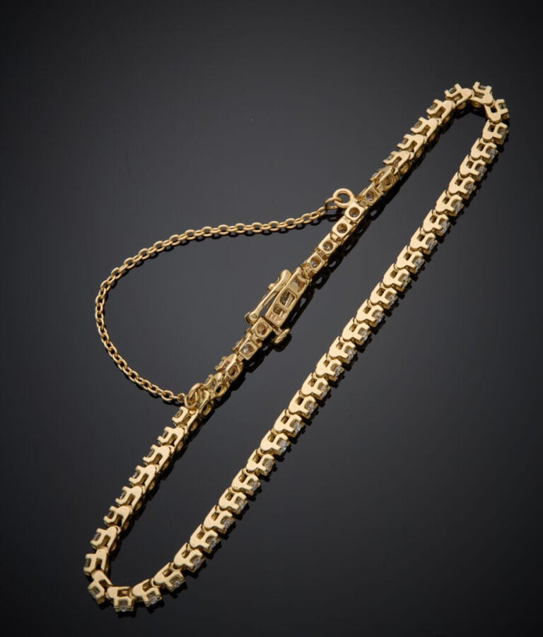 BRACELET "Tennis" en or jaune (585‰) 14 carats, serti d'un alignement de diaman…