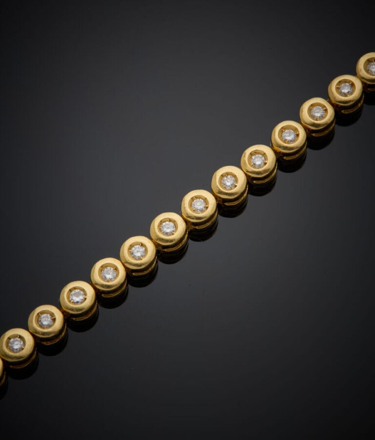 BRACELET "Tennis" en or jaune (750‰) serti d'un alignement de diamants taille b…