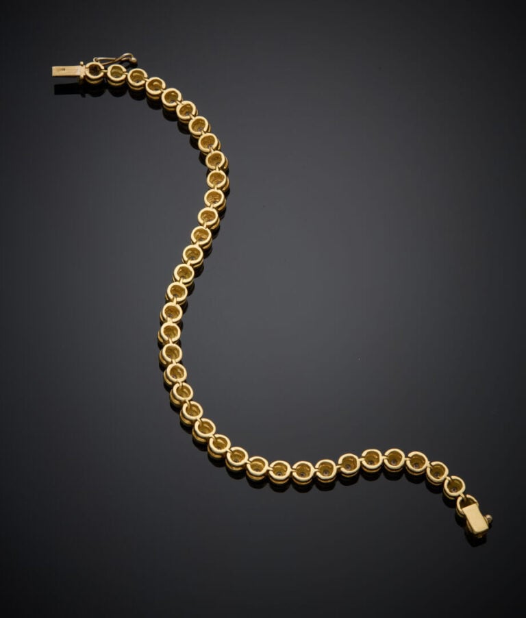 BRACELET "Tennis" en or jaune (750‰) serti d'un alignement de diamants taille b…