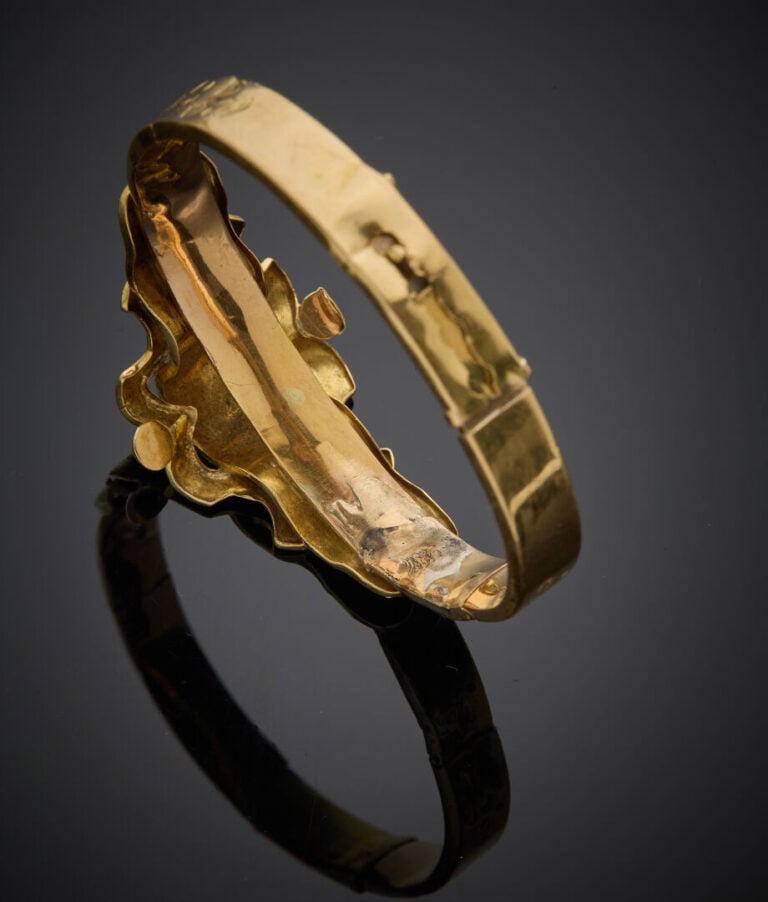 BRACELET "volutes" semi-rigide en or jaune (750‰) ciselé de roses et volutes, c…