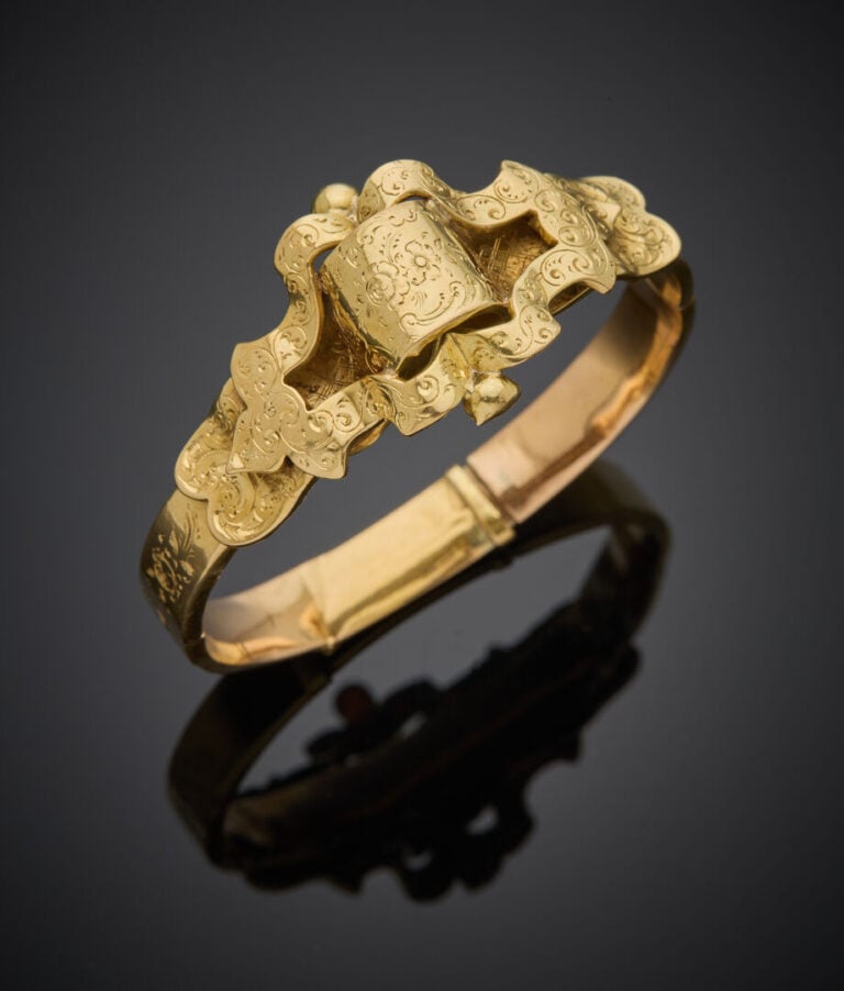 BRACELET "volutes" semi-rigide en or jaune (750‰) ciselé de roses et volutes, c…