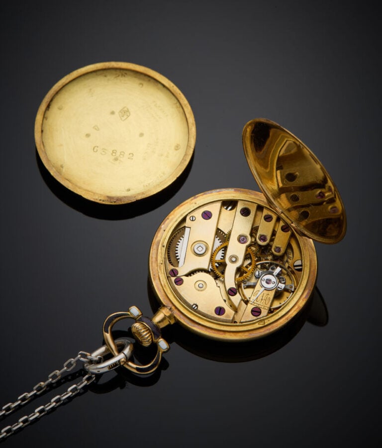 BREGUET - - MONTRE de COL en or jaune (750‰) orné d'émail mauve translucide gui…