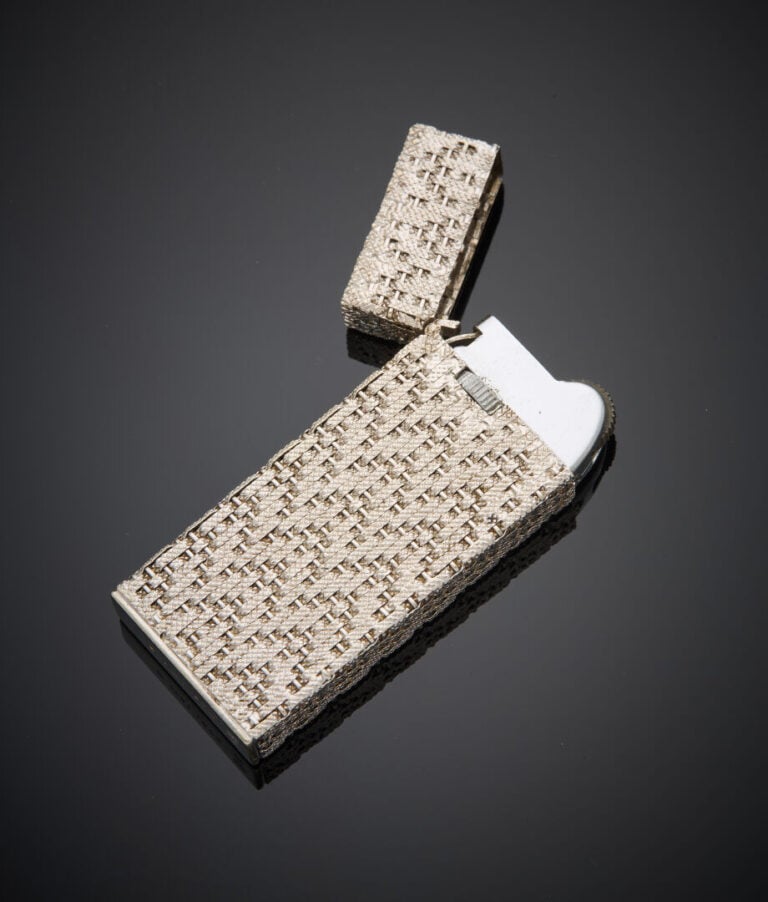 BRIQUET rectangulaire "vannerie" en or gris (750‰). - Daté 9 mai 1974. - Poids…
