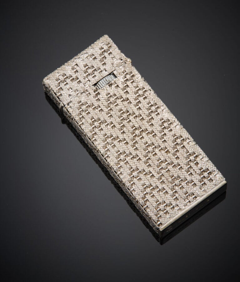 BRIQUET rectangulaire "vannerie" en or gris (750‰). - Daté 9 mai 1974. - Poids…