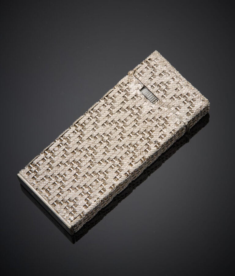 BRIQUET rectangulaire "vannerie" en or gris (750‰). - Daté 9 mai 1974. - Poids…