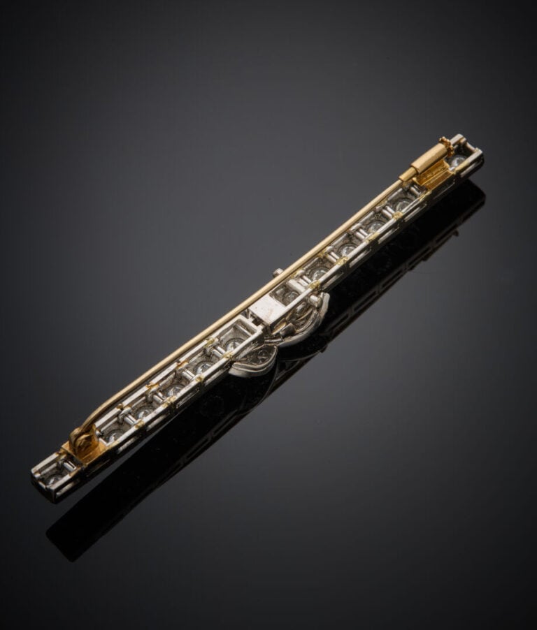 BROCHE "barrette" en or jaune et or gris (750‰) serti de diamants taille brilla…