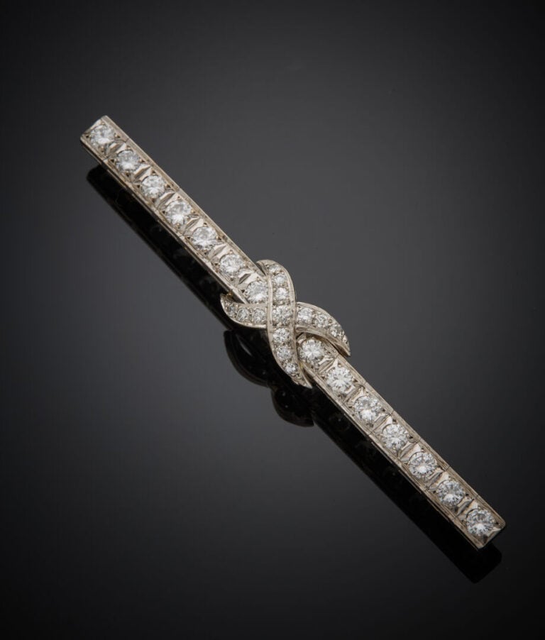 BROCHE "barrette" en or jaune et or gris (750‰) serti de diamants taille brilla…