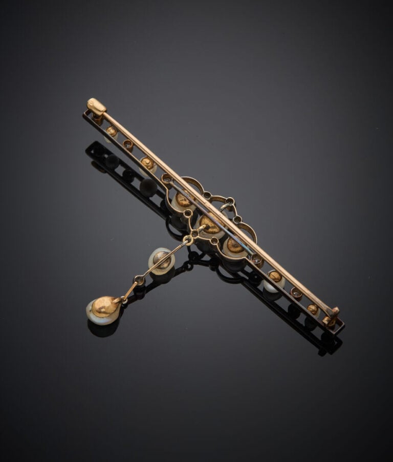 BROCHE "barrette" en platine (min. 800‰) et or jaune (375‰) 9 carats, ajouré, o…