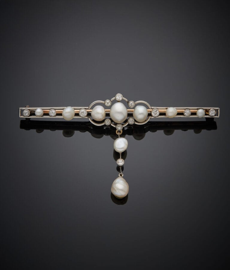 BROCHE "barrette" en platine (min. 800‰) et or jaune (375‰) 9 carats, ajouré, o…