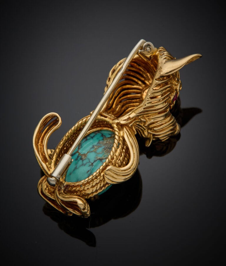 BROCHE "caniche" en or jaune et or gris (750‰) ajouré, orné d'une turquoise mat…