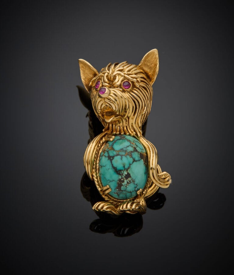 BROCHE "caniche" en or jaune et or gris (750‰) ajouré, orné d'une turquoise mat…