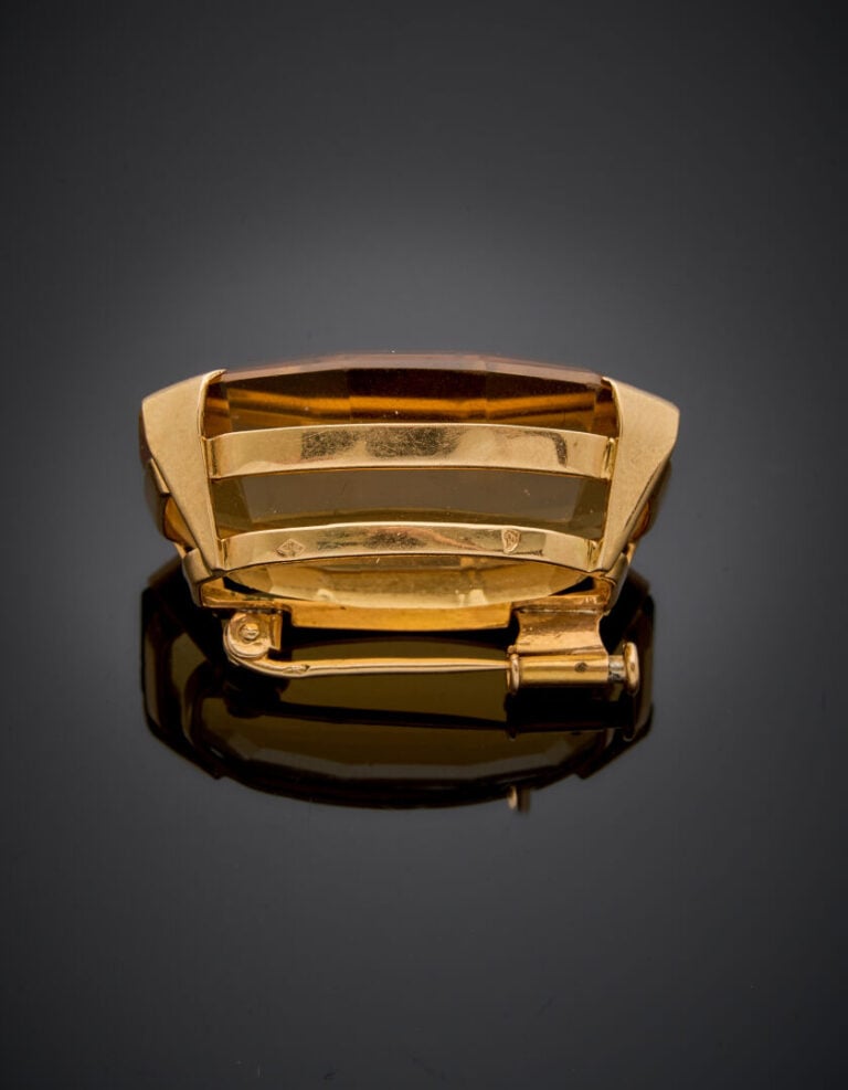 BROCHE ovale en or jaune (750‰) serti d'une importante citrine ovale taille fan…