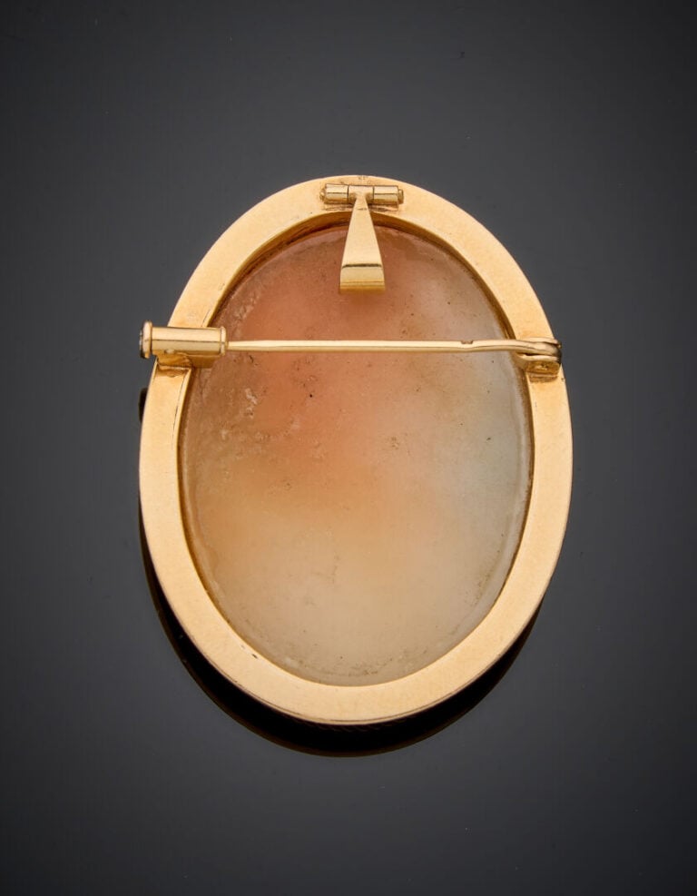BROCHE-PENDENTIF en or jaune (750‰) retenant un camée coquille figurant un prof…