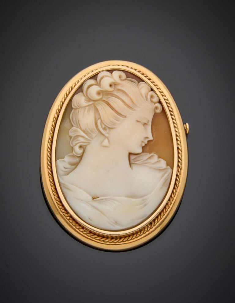 BROCHE-PENDENTIF en or jaune (750‰) retenant un camée coquille figurant un prof…