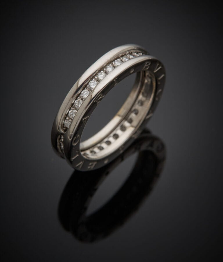 BULGARI - - ALLIANCE "B. zero1" en or gris (750‰) centrée d'un alignement de di…