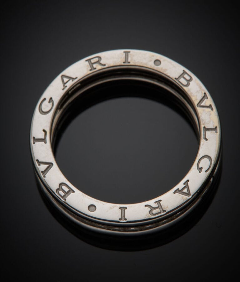 BULGARI - - ALLIANCE "B. zero1" en or gris (750‰) centrée d'un alignement de di…
