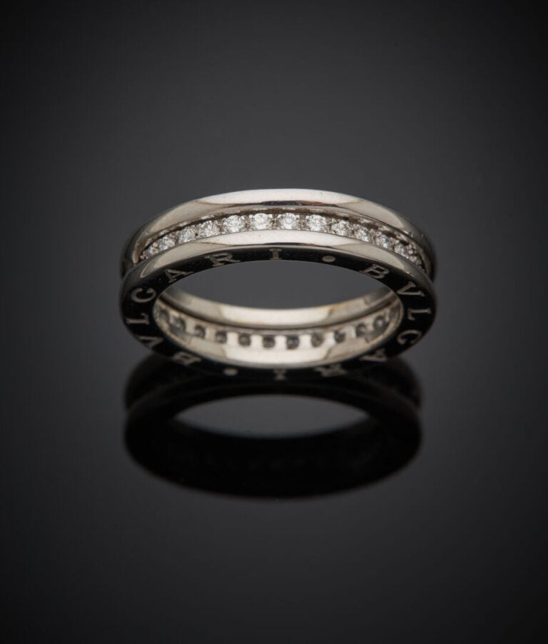 BULGARI - - ALLIANCE "B. zero1" en or gris (750‰) centrée d'un alignement de di…