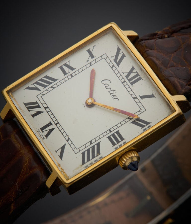 CARTIER - - BRACELET MONTRE carrée en métal doré. Cadran émail blanc, chiffres…