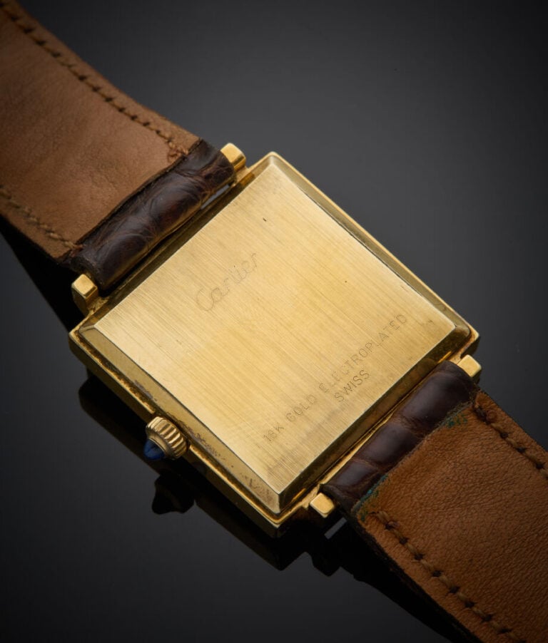 CARTIER - - BRACELET MONTRE carrée en métal doré. Cadran émail blanc, chiffres…