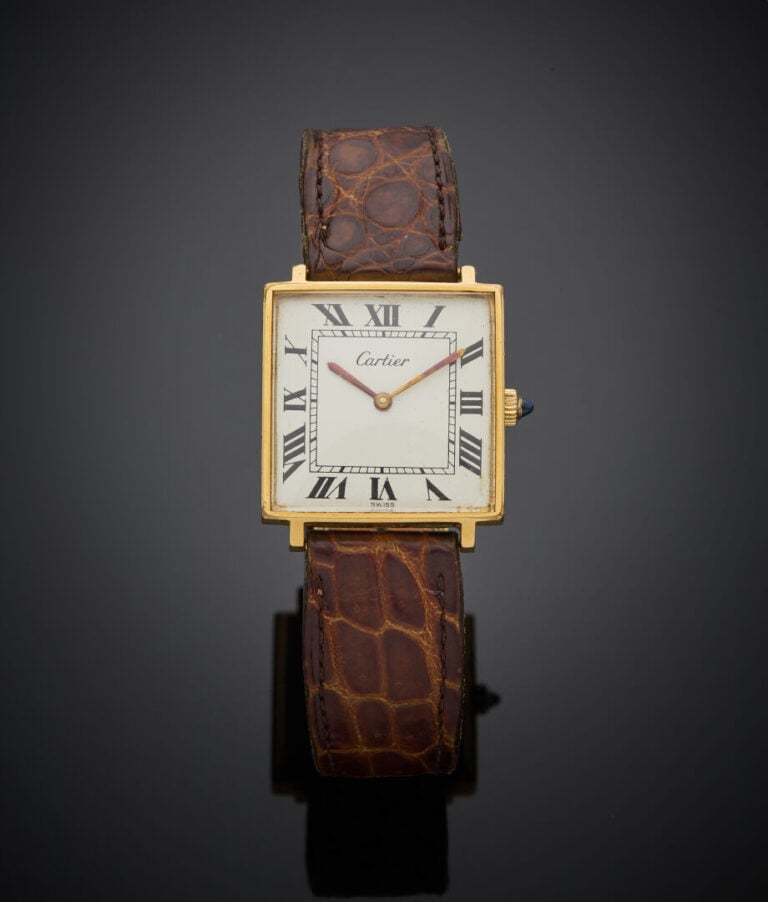 CARTIER - - BRACELET MONTRE carrée en métal doré. Cadran émail blanc, chiffres…