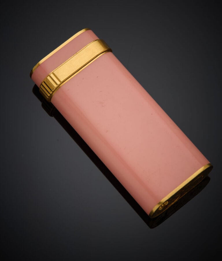 CARTIER - - Deux BRIQUETS en métal doré, l'un orné de laque rose, l'autre entiè…