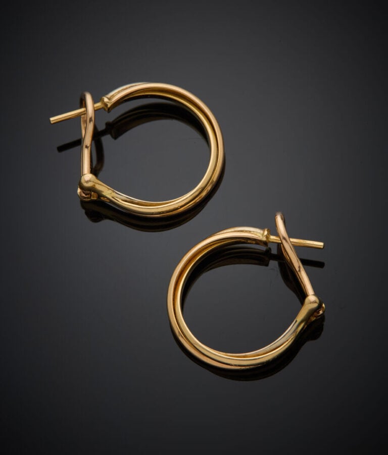 CARTIER - - Paire de BOUCLES d'OREILLES "créoles Trinity" trois ors (750‰). - -…