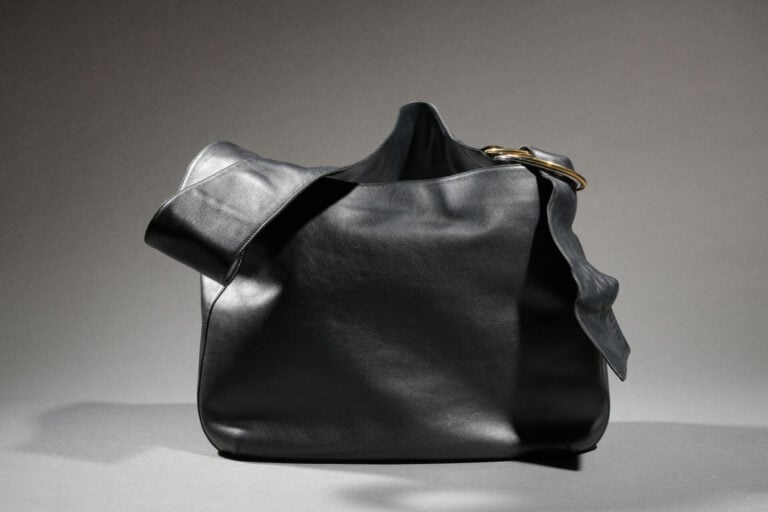 CARTIER - Sac besace « Trinity » en cuir souple noir - Doublure intérieure en c…