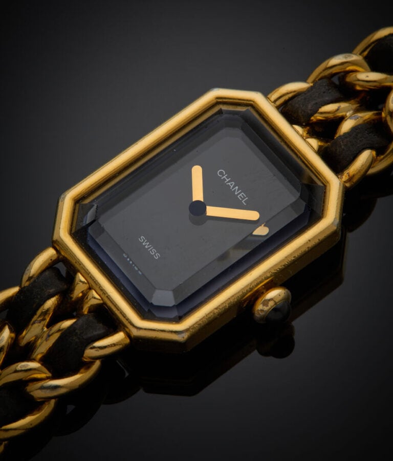 CHANEL - - BRACELET MONTRE octogonale de dame en métal doré. Verre facetté (égr…