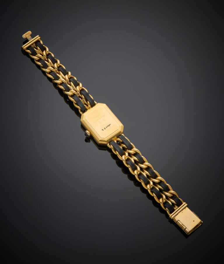 CHANEL - - BRACELET MONTRE octogonale de dame en métal doré. Verre facetté (égr…