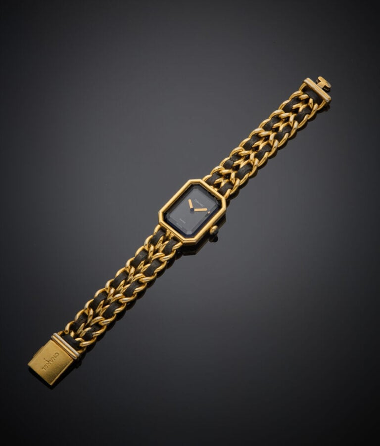 CHANEL - - BRACELET MONTRE octogonale de dame en métal doré. Verre facetté (égr…