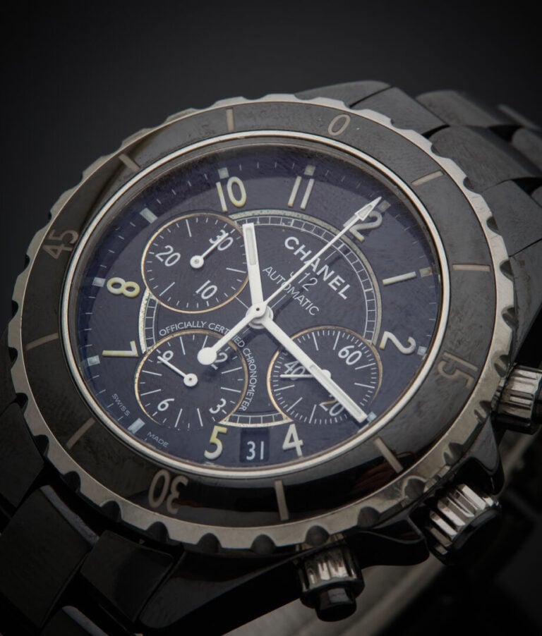 CHANEL - - BRACELET MONTRE ronde, chonographe, "J12" en céramique noire et acie…
