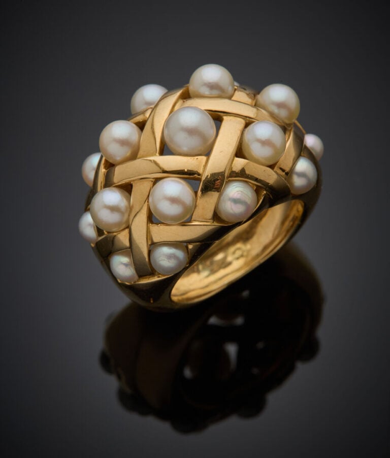 CHANEL - - Large BAGUE bombée, modèle "Baroque" en or jaune (750‰) ajouré, pars…
