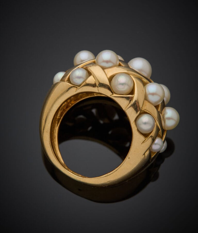 CHANEL - - Large BAGUE bombée, modèle "Baroque" en or jaune (750‰) ajouré, pars…