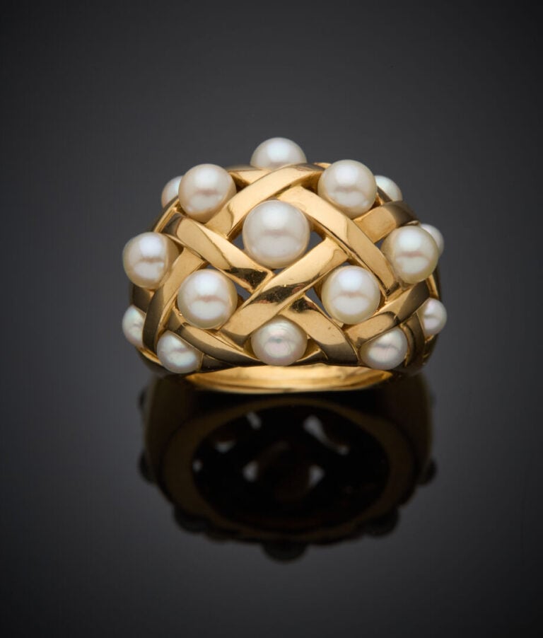 CHANEL - - Large BAGUE bombée, modèle "Baroque" en or jaune (750‰) ajouré, pars…