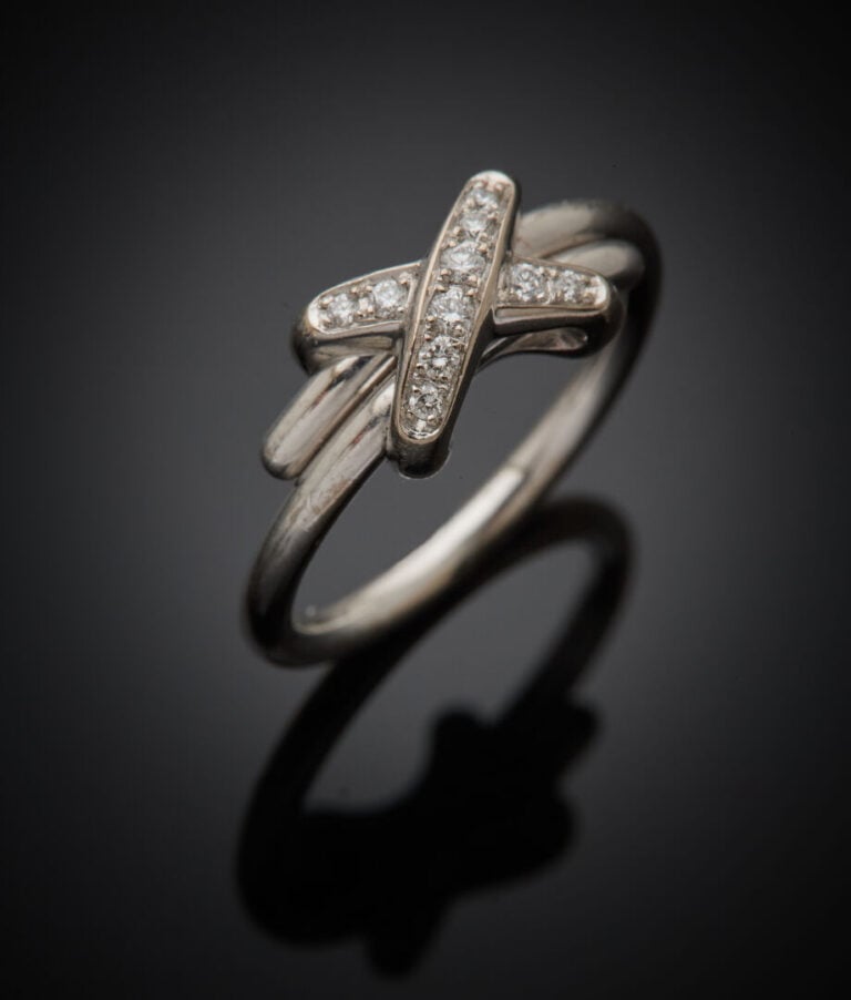 CHAUMET - - BAGUE "Liens" en or gris (750‰) rehaussé d'un motif croisé serti de…
