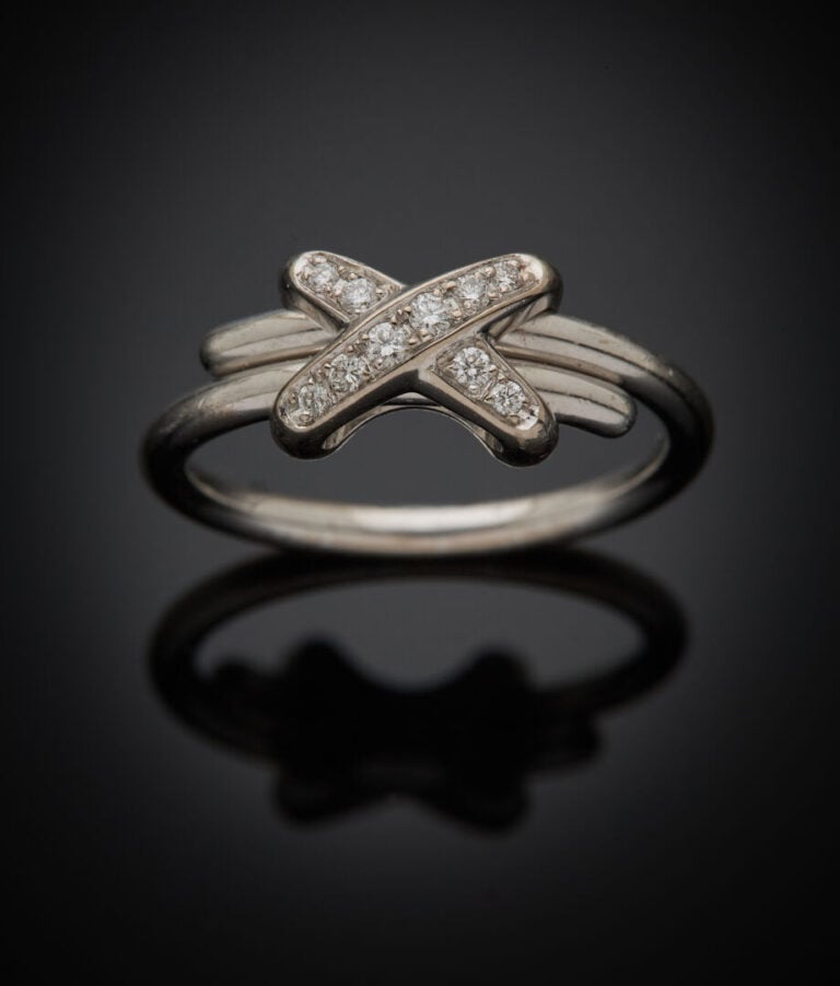 CHAUMET - - BAGUE "Liens" en or gris (750‰) rehaussé d'un motif croisé serti de…