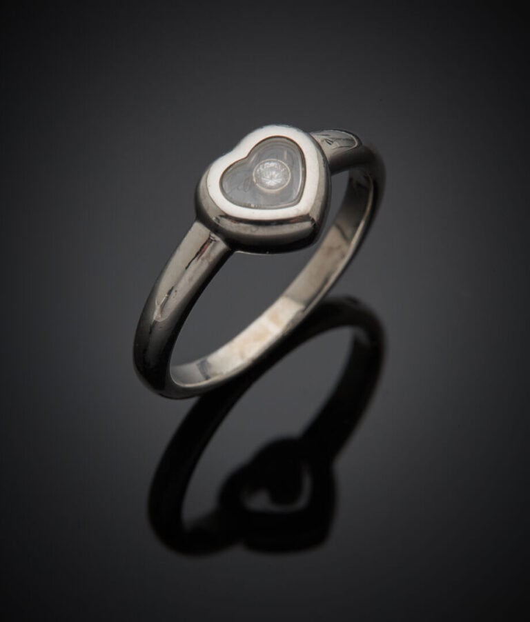 CHOPARD - - BAGUE "cœur" "Happy Diamond" en or gris rtenant un diamant mobile e…