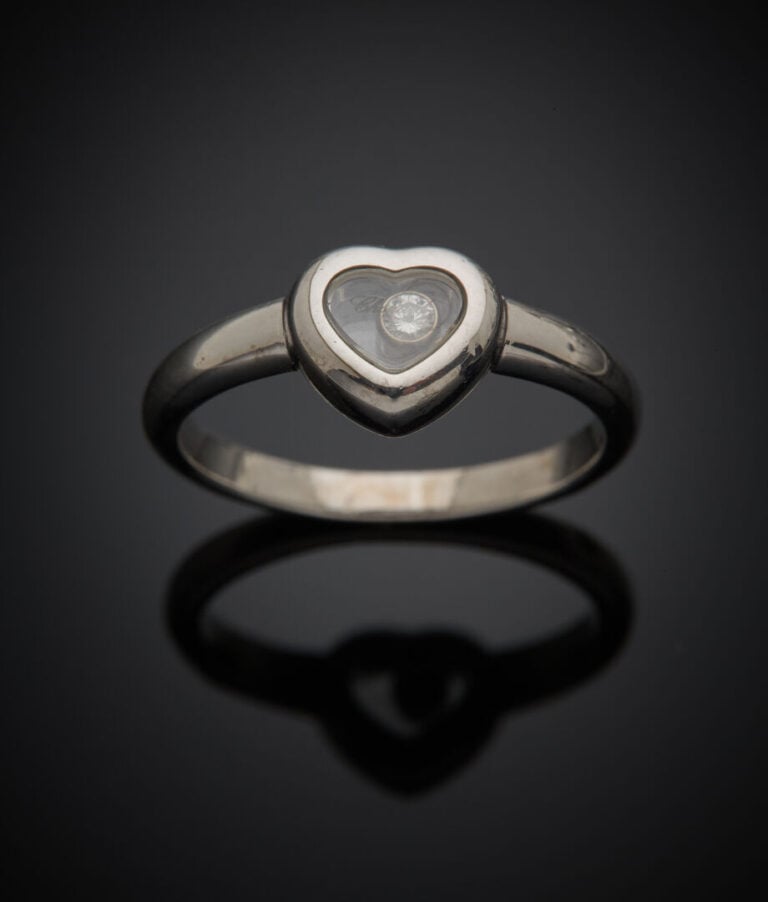 CHOPARD - - BAGUE "cœur" "Happy Diamond" en or gris rtenant un diamant mobile e…