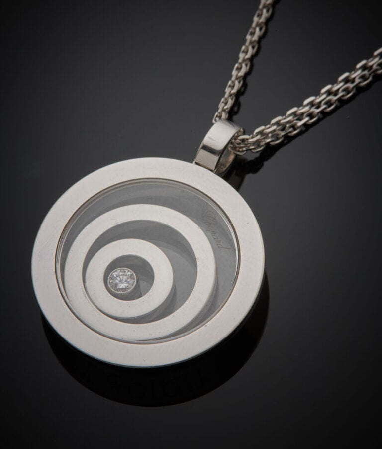 CHOPARD - - PENDENTIF circulaire "Happy Spirit" et sa double CHAINETTE en or gr…