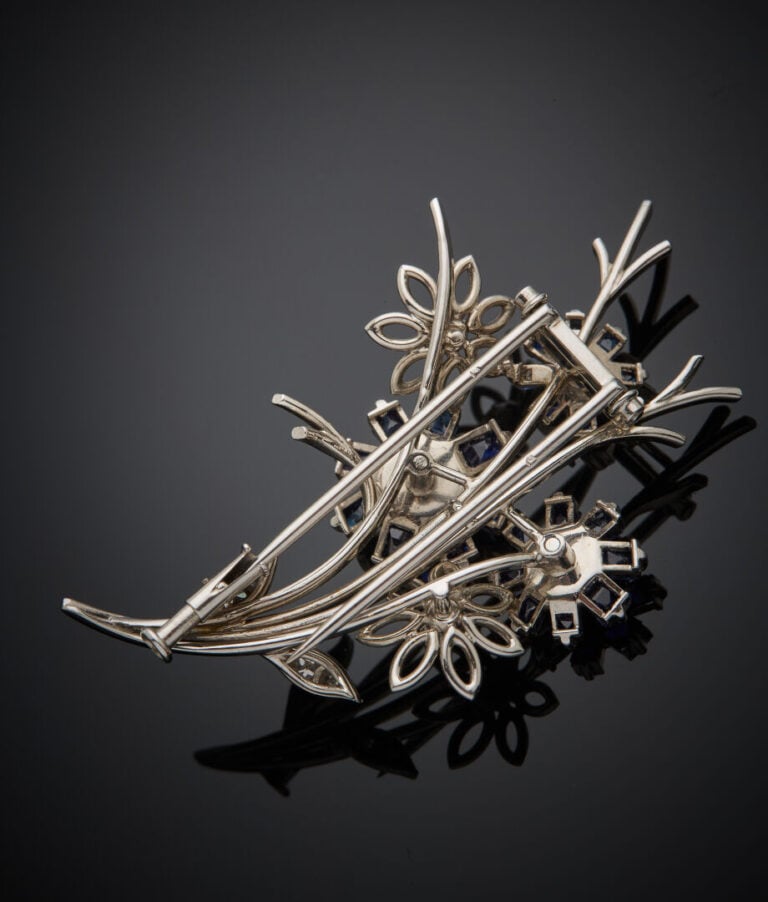 CLIP de CORSAGE "bouquet de fleurs" en fils de platine (950‰) et or gris (750‰)…