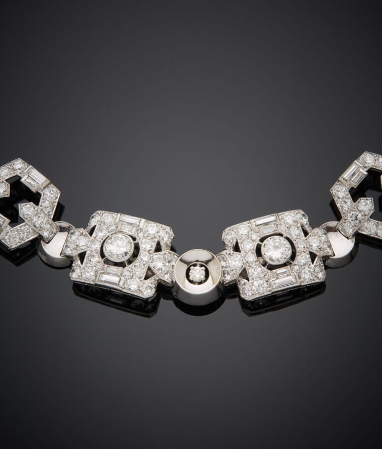 COLLIER articulé en or gris (750‰) rhodié, ajouré à motifs géométriques, partie…