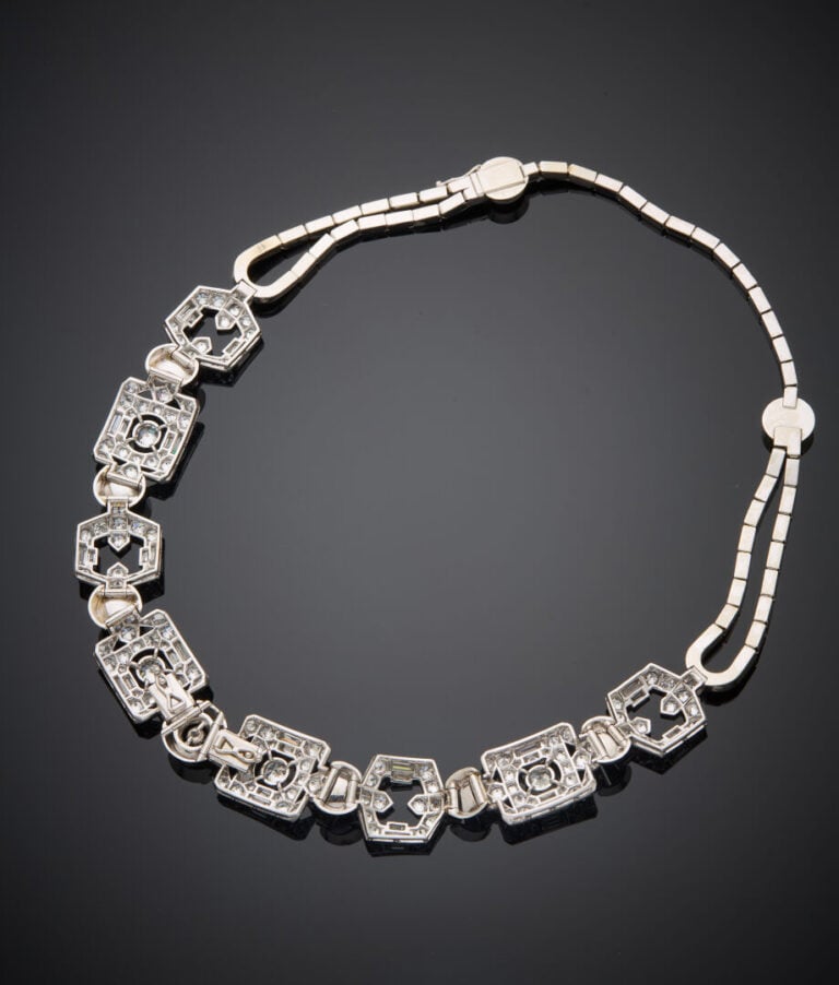COLLIER articulé en or gris (750‰) rhodié, ajouré à motifs géométriques, partie…
